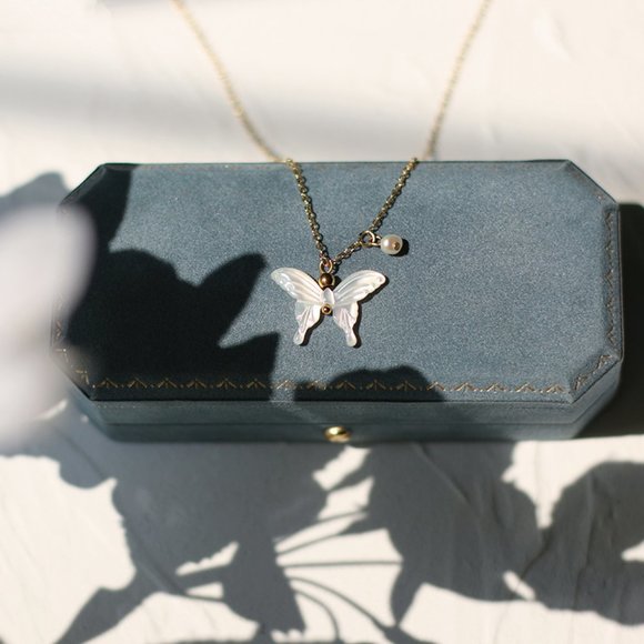 NEW 18K Gold Plated Mother of Pearl Butterfly Fresh Water Pearl Drop Necklace - Picture 8 of 13